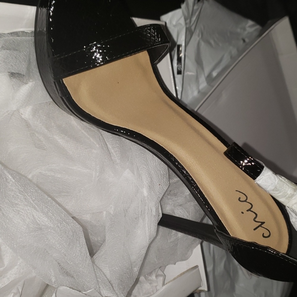 Shoes - Picture 2 of 4